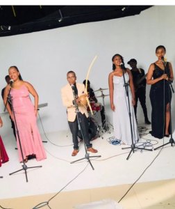 Igisupusupu yasohoye indirimbo yo gushima Imana yakoranye n'abakobwa beza[AMAFOTO]