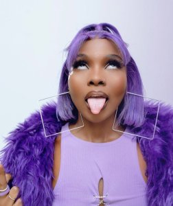 Umuhanzikazi ZUCHU yibiwe mu Rwanda igikapu kirimo ibintu bye byose 