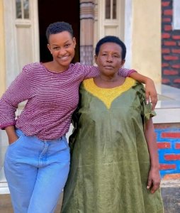 Umusizi Saranda yapfushije nyina