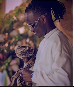 Yvan Buravan akomeje kwibasirwa bikomeye n'abafana be kubw'ifoto atereruye inzoka yashyize hanze[Ifoto]