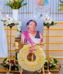 Massamba Intore yasezeye ku mubyeyi we Nyinawintore, amwifuriza gukomeza gutaramana na Sentore mu ijuru