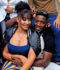 Zari n'umukunzi we bagaragaye ku gituro cy'uwahoze ari umugabo we bivugisha benshi