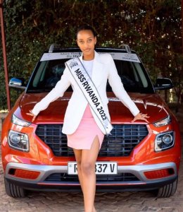 Miss Muheto Divine yashyikirijwe imodoka ye yari amaze amezi menshi ategereje [AMAFOTO]