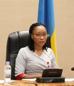 Minisitiri Bayisenge yahaye igisubizo abifuza ko inkwano yakurwaho