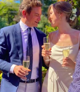 Umukobwa w'imyaka 23 ari mu byishimo by'uko yatwawe ubusugi n'umugabo umurusha imyaka 22