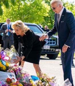 Perezida wa Amerika Joe Biden n'umugore we bunamiye abaherutse kwicwa mu gitero cy'irondaruhu