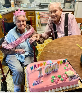 Yananiwe kwihanganira uburwayi bw'umugore we bari bamaranye imyaka 79 bapfira rimwe