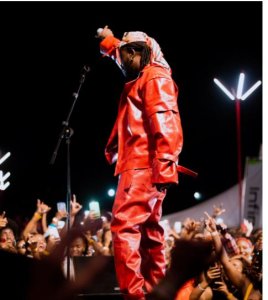 Adekunle Gold yatashye yirahira u Rwanda ,ashishikariza bagenzi be kuhakorera ishoramari