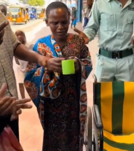 Umugore wasabirizaga abeshya ko atabona yanamugaye amaguru yafatiwe mu cyuho-Videwo