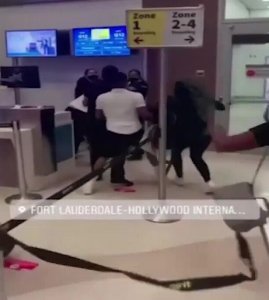 Abakozi bo mu ndege bakubiswe n'abagenzi barakomereka bazira gukererwa kw'indege