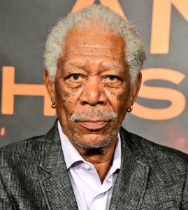Sobanukirwa impamvu icyamamare Morgan Freeman ahora yambaye amaherena ya zahabu. 
