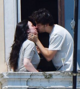 Billie Eilish yongeye kuvugisha benshi nyuma yo gufotorwa asomana i Burayi