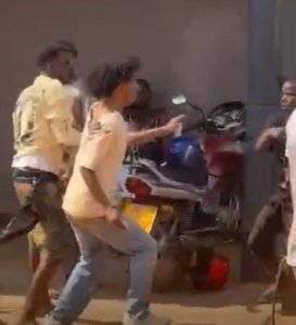 Kigali: Abanyamahanga bakekwaho gukubita abamotari batawe muri yombi