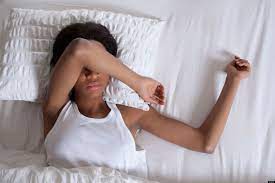 Dore zimwe mu mpamvu zishobora gutuma umuntu abira ibyuya mu ijoro aryamye