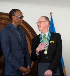 Abantu barimo abakomeye ku isi bagaragaje agahinda batewe n'urupfu rwa Paul Farmer