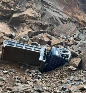 Karongi: 4 bapakiraga amabuye mu kirombe ibuye ryabagwiriye 3 bahita bapfa