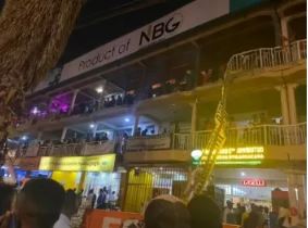 Abantu 12 bakomeretse ubwo babyiganaga bashaga kureba Perezida Kagame