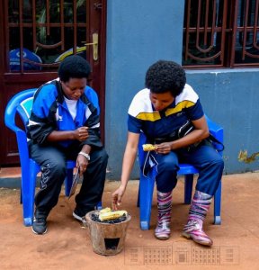 Umufasha wa Perezida w'U Burundi yagaragaye ari kokereza ibigori umushyitsi [AMAFOTO]
