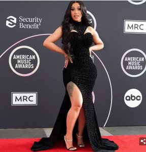 Umuraperikazi Card B yatanze ubuhamya bubabaje n'ubuzima yanyuzemo bwari bugiye gutuma yiyahura