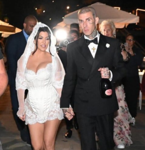 Kourtney Kardashian yahishuye ko yategetswe na Muganga kunywa intanga z'umugabo we 