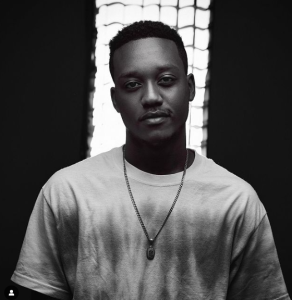 Bwa mbere Producer Element-Eleeeh yumvikanye aririmba bivugisha benshi(VIDEO)