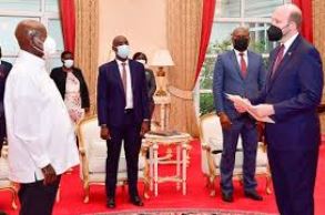 Museveni agiye kunga Umuhungu we Gen Muhoozi na Ambasaderi wa Amerika bashyamiranye