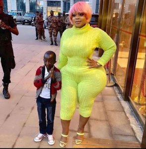 Wa mukobwa wemeza ko afite ikibuno kinini muri Afurika wakundanye n'umuhanzi ufite ikibazo cy'imikurire yahishuye umukino ukomeye barimo