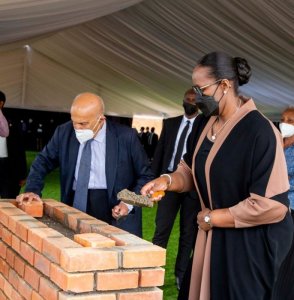 Madamu Jeannette Kagame yashyize ibuye ry'ifatizo ahazubakwa ikigo kizavura indwara z'umutima