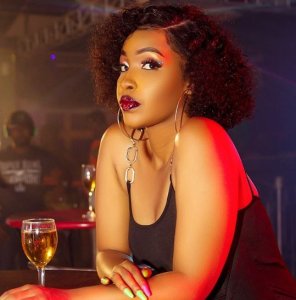 Sandra Teta yateguje igitaramo muri Uganda bitangaza benshi