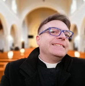 Padiri yafunzwe ashinjwa gutegura ikirori cy'ubusambanyi ku batinganyi