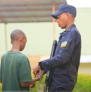 Ubuyobozi bwatangaje ko bugiye gufasha umwana uherutse guhamywa icyaha cyo gucuruza ibiyobyabwenge 