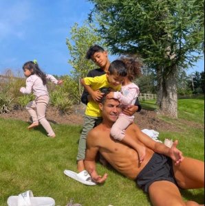 Ifoto igaragaza abana ba Cristiano Ronaldo bagiye ku ishuri yakoze benshi ku mutima