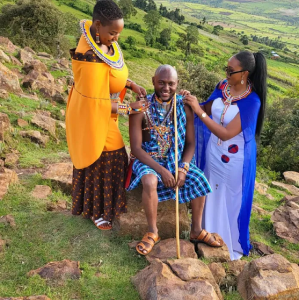 Umunyamakuru yaciye ibintu kubera gusohokana n'abagore babiri