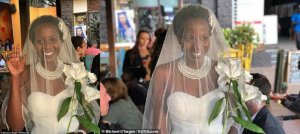 Yarambiwe igitutu cy'ababyeyi ahitamo kwikorana ubukwe nta mugabo[AMAFOTO]