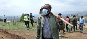 IFOTO Y'UMUNSI: Minisitiri Gatabazi yagaragaye afite isuka ari guca amaterasi n'abaturage