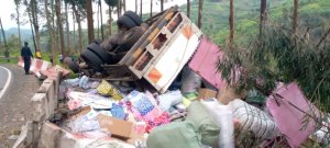 Kigali-Musanze:Imodoka yari itwaye ibicuruzwa yakoze impanuka igwa munsi y'umuhanda