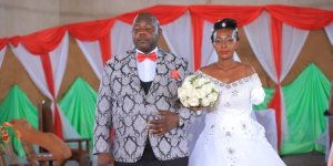 Umugabo yakoze benshi ku mutima nyuma yo kwemera gushyingiranwa n'umukunzi we wacitse ukuboko habura iminsi 11 ngo bakore ubukwe 