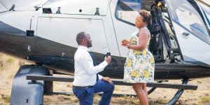 Umuherwe wo mu mujyi wa Nairobi yateye ivi imbere y'umukunzi we nyuma yo kumutembereza mu ndege [AMAFOTO]