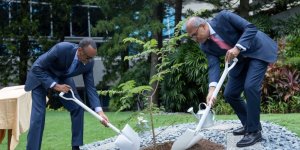Perezida Kagame yateye igiti mu ishuri ryo muri Singapore(AMAFOTO)