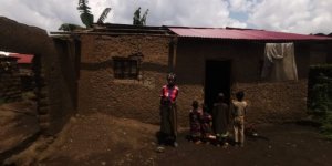 Rubavu: Ari kuba mu nzu isakaye uruhande rumwe nyuma yo kwamburwa amabati n'ubuyobozi bwari bwayamuhaye