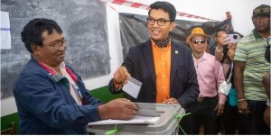 Madagascar: Rajoelina uherutse kwegura amahirwe yo kongera kuyobora aracyamukurikira