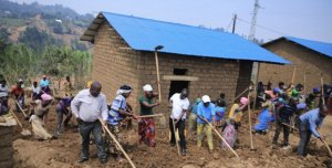 Rutsiro: Imiryango irenga 400 yasenyewe n'ibiza iri kubakirwa