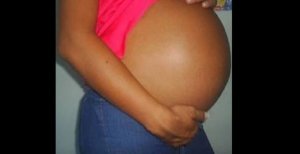 Umugabo yasabye inama kubera umuhungu we w'ingimbi wateye inda mwarimukazi wamwigishaga