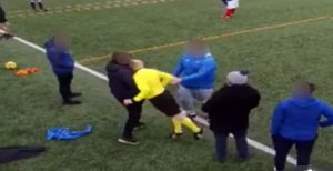 Umusifuzi yasohotse mu kibuga atera umutwe umufana umukino uhita usubikwa