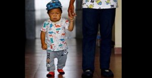 Yashyizwe mu banya dushya kuko ku myaka 18 areshya na santimetero 73 [AMAFOTO]