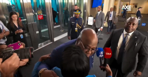 Tshisekedi n'umunyamakuru Hariana Véras bagaragaye bahuje imisaya