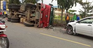 Musanze: Ikamyo yagonganye n'ivatiri igwa igushije urubavu [AMAFOTO]