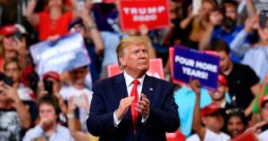 Donald Trump yakuweho icyasha yemererwa kwiyamamaza