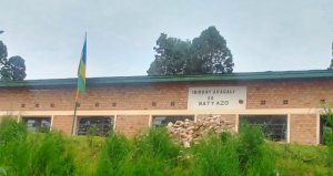 Huye: Abitwaje imihoro n'ibibando bagabye igitero bakomeretsa umuturage baranasahura