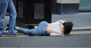 Abongereza banyoye agasembuye kenshi kabakoza isoni nyuma y'iminsi 104 batakanywera mu ruhame kubera guma mu rugo [AMAFOTO]